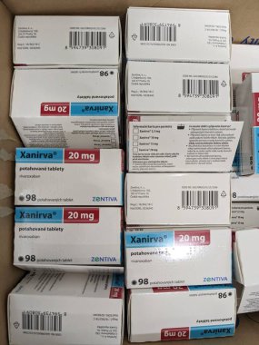 Prag, Çek Cumhuriyeti - 10 Temmuz 2024: Zentiva tarafından kullanılan ve kan pıhtılarının önlenmesi ve tedavisinde kullanılan RIVAROXABAN aktif maddeyle XANIRVA ilaç kutusu.