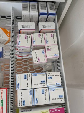Prag, Çek Cumhuriyeti - 10 Temmuz 2024: WARFARIN ORION ilaç kutusu ORION tarafından aktif madde, kan pıhtılarının önlenmesi ve tedavisinde kullanılır.
