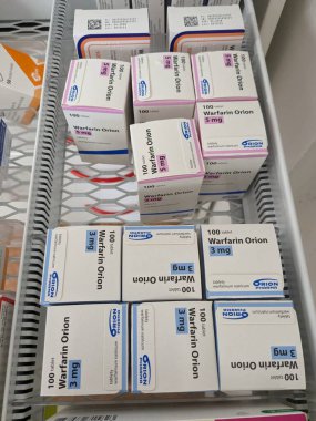 Prag, Çek Cumhuriyeti - 10 Temmuz 2024: WARFARIN ORION ilaç kutusu ORION tarafından aktif madde, kan pıhtılarının önlenmesi ve tedavisinde kullanılır.