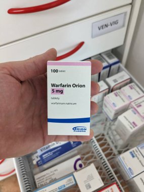 Prag, Çek Cumhuriyeti - 10 Temmuz 2024: WARFARIN ORION ilaç kutusu ORION tarafından aktif madde, kan pıhtılarının önlenmesi ve tedavisinde kullanılır.