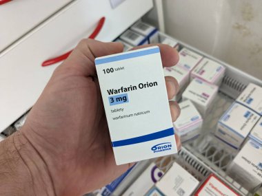 Prag, Çek Cumhuriyeti - 10 Temmuz 2024: WARFARIN ORION ilaç kutusu ORION tarafından aktif madde, kan pıhtılarının önlenmesi ve tedavisinde kullanılır.