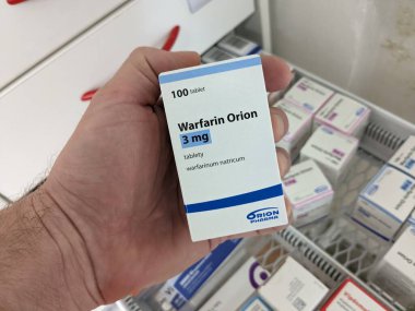 Prag, Çek Cumhuriyeti - 10 Temmuz 2024: WARFARIN ORION ilaç kutusu ORION tarafından aktif madde, kan pıhtılarının önlenmesi ve tedavisinde kullanılır.