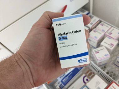 Prag, Çek Cumhuriyeti - 10 Temmuz 2024: WARFARIN ORION ilaç kutusu ORION tarafından aktif madde, kan pıhtılarının önlenmesi ve tedavisinde kullanılır.