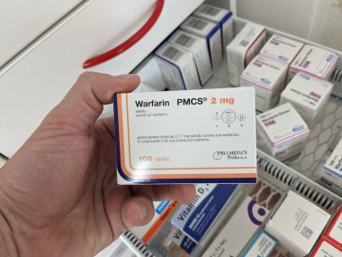 Prag, Çek Cumhuriyeti - 10 Temmuz 2024: WARFARIN PMCS ilaç kutusu ve PMCS tarafından aktif madde, kan pıhtılarının önlenmesi ve tedavisinde kullanılır.