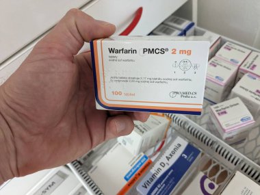 Prag, Çek Cumhuriyeti - 10 Temmuz 2024: WARFARIN PMCS ilaç kutusu ve PMCS tarafından aktif madde, kan pıhtılarının önlenmesi ve tedavisinde kullanılır.