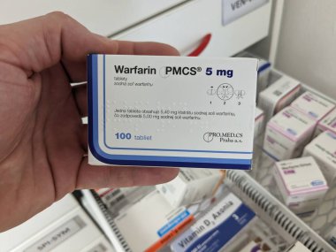 Prag, Çek Cumhuriyeti - 10 Temmuz 2024: WARFARIN PMCS ilaç kutusu ve PMCS tarafından aktif madde, kan pıhtılarının önlenmesi ve tedavisinde kullanılır.