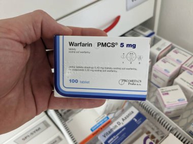 Prag, Çek Cumhuriyeti - 10 Temmuz 2024: WARFARIN PMCS ilaç kutusu ve PMCS tarafından aktif madde, kan pıhtılarının önlenmesi ve tedavisinde kullanılır.