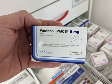 Prag, Çek Cumhuriyeti - 10 Temmuz 2024: WARFARIN PMCS ilaç kutusu ve PMCS tarafından aktif madde, kan pıhtılarının önlenmesi ve tedavisinde kullanılır.