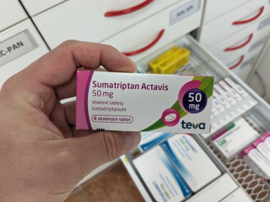 Prag, Çek Cumhuriyeti - 10 Temmuz 2024: SUMATRIPTAN ACTAVIS ilaç kutusu ACTAPTAN aktif maddesi ACTAVIS tarafından, akut migren rahatlaması ve baş ağrısı yönetimi için kullanılır.