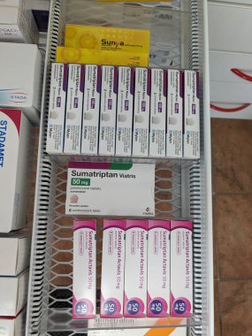 Prag, Çek Cumhuriyeti - 10 Temmuz 2024: SUMATRIPTAN ACTAVIS ilaç kutusu ACTAPTAN aktif maddesi ACTAVIS tarafından, akut migren rahatlaması ve baş ağrısı yönetimi için kullanılır.