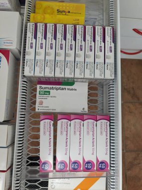 Prag, Çek Cumhuriyeti - 10 Temmuz 2024: SUMATRIPTAN ACTAVIS ilaç kutusu ACTAPTAN aktif maddesi ACTAVIS tarafından, akut migren rahatlaması ve baş ağrısı yönetimi için kullanılır.