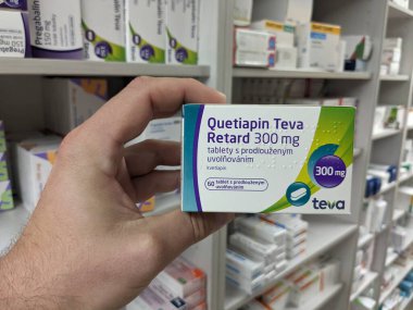 Prag, Çek Cumhuriyeti - 10 Temmuz 2024: Şizofreni, bipolar bozukluk ve büyük depresif bozuklukların tedavisinde kullanılan, TEVA tarafından kullanılan, QUETIAPINE aktif maddeyle dolu bir ilaç kutusu.