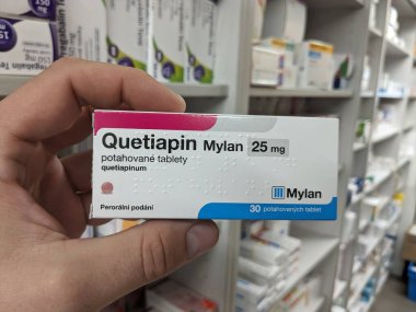 Prag, Çek Cumhuriyeti - 10 Temmuz 2024: Mylan tarafından şizofreni, bipolar bozukluk, büyük depresif bozukluk tedavisinde kullanılan quetiapin Mylan ilaç kutusu.