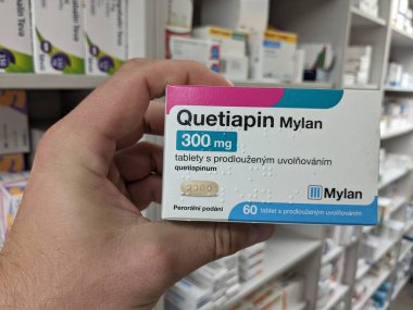 Prag, Çek Cumhuriyeti - 10 Temmuz 2024: Mylan tarafından şizofreni, bipolar bozukluk, büyük depresif bozukluk tedavisinde kullanılan quetiapin Mylan ilaç kutusu.