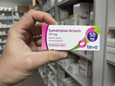 Prag, Çek Cumhuriyeti - 10 Temmuz 2024: SUMATRIPTAN ACTAVIS ilaç kutusu ACTAPTAN aktif maddesi ACTAVIS tarafından, akut migren rahatlaması ve baş ağrısı yönetimi için kullanılır.