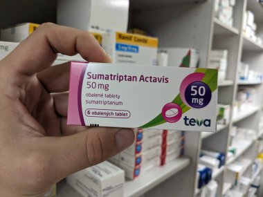 Prag, Çek Cumhuriyeti - 10 Temmuz 2024: SUMATRIPTAN ACTAVIS ilaç kutusu ACTAPTAN aktif maddesi ACTAVIS tarafından, akut migren rahatlaması ve baş ağrısı yönetimi için kullanılır.
