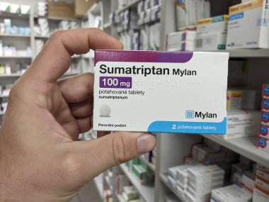 Prag, Çek Cumhuriyeti - 10 Temmuz 2024: MYLAN tarafından kullanılan SUMATRIPTAN MYLAN ilaç kutusu.