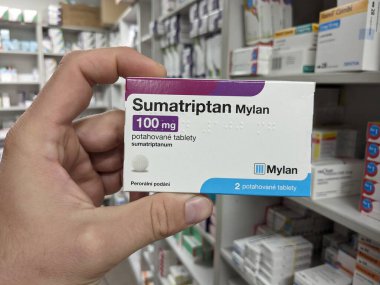 Prag, Çek Cumhuriyeti - 10 Temmuz 2024: MYLAN tarafından kullanılan SUMATRIPTAN MYLAN ilaç kutusu.