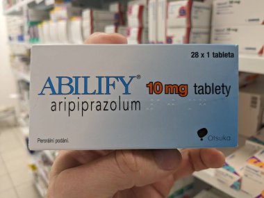Prag, Çek Cumhuriyeti - 10 Temmuz 2024: Şizofreni ve bipolar bozukluğun tedavisinde kullanılan ARIPIPRAZOLE aktif maddesi ile ABILIFY ilaç kutusu.