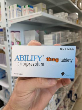Prag, Çek Cumhuriyeti - 10 Temmuz 2024: Şizofreni ve bipolar bozukluğun tedavisinde kullanılan ARIPIPRAZOLE aktif maddesi ile ABILIFY ilaç kutusu.
