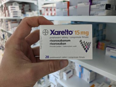 Prag, Çek Cumhuriyeti - 10 Temmuz 2024: BAYER tarafından RİVAROXABAN aktif maddeyle birlikte XARELTO ilaç kutusu, kan pıhtısının önlenmesi ve felcin önlenmesi için kullanılır.