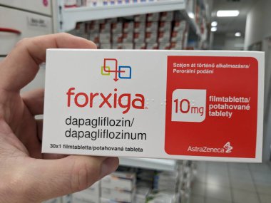 Prag, Çek Cumhuriyeti - 10 Temmuz 2024: Tip 2 diyabet ve kalp yetmezliğinin tedavisinde kullanılan ASTRAZENECA tarafından DAPAGLIFLOZIN aktif maddesi ile FORXIGA ilaç kutusu.
