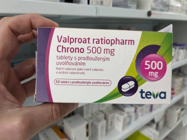 Prag, Çek Cumhuriyeti - 10 Temmuz 2024: VALPROAT RATIOPHARM ilaç kutusu, RATIOPHARM tarafından aktif madde, epilepsi, bipolar bozukluk ve el koyma kontrolü için kullanılır.