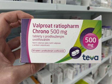 Prag, Çek Cumhuriyeti - 10 Temmuz 2024: VALPROAT RATIOPHARM ilaç kutusu, RATIOPHARM tarafından aktif madde, epilepsi, bipolar bozukluk ve el koyma kontrolü için kullanılır.