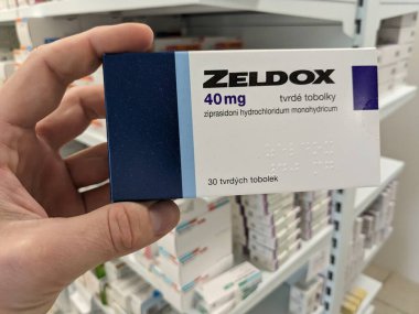 Prag, Çek Cumhuriyeti - 10 Temmuz 2024: Şizofreni ve bipolar bozukluğun tedavisinde kullanılan ZIPRASIDone aktif maddeyle ZELDOX ilaç kutusu.