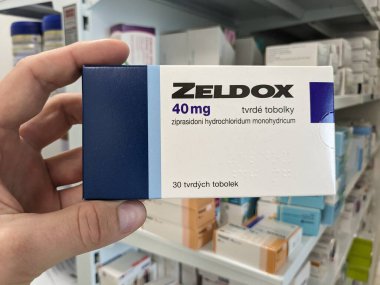 Prag, Çek Cumhuriyeti - 10 Temmuz 2024: Şizofreni ve bipolar bozukluğun tedavisinde kullanılan ZIPRASIDone aktif maddeyle ZELDOX ilaç kutusu.