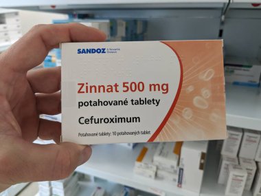 Prag, Çek Cumhuriyeti - 10 Temmuz 2024: ZINNAT ilaç kutusu CEFUROXIME AXETIL aktif madde GLAXOSMITHKLINE, çocuklarda bakteriyel enfeksiyonların tedavisinde kullanılır.