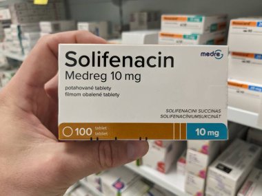 Prag, Çek Cumhuriyeti - 10 Temmuz 2024: SOLIFENACIN MEDREG aşırı aktif mesane ve idrar tutamama tedavisinde kullanılan SOLIFENACIN aktif maddeyle dolu ilaç kutusu.