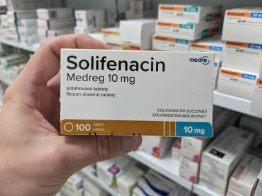 Prag, Çek Cumhuriyeti - 10 Temmuz 2024: SOLIFENACIN MEDREG aşırı aktif mesane ve idrar tutamama tedavisinde kullanılan SOLIFENACIN aktif maddeyle dolu ilaç kutusu.