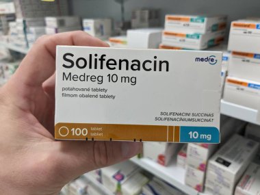 Prag, Çek Cumhuriyeti - 10 Temmuz 2024: SOLIFENACIN MEDREG aşırı aktif mesane ve idrar tutamama tedavisinde kullanılan SOLIFENACIN aktif maddeyle dolu ilaç kutusu.