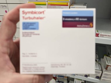 Prag, Çek Cumhuriyeti - 10 Temmuz 2024: Astım ve COPD 'nin tedavisinde kullanılan BUDESONIDE ve FORMOTEROL aktif maddelerin kullanıldığı SyMBICORT TURBUBUHALER ilaç kutusu.
