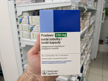 Prag, Çek Cumhuriyeti - 10 Temmuz 2024: Boehringer Ingelheim tarafından inme önleme, derin ven trombozu, akciğer embolisi tedavisinde kullanılan dabigatran içeren Pradaxa kutu dolusu ilaç.