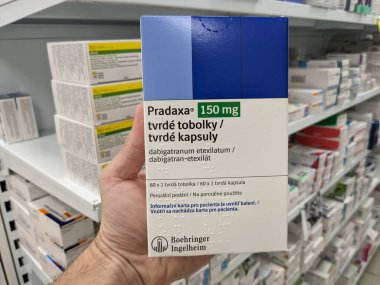 Prag, Çek Cumhuriyeti - 10 Temmuz 2024: Boehringer Ingelheim tarafından inme önleme, derin ven trombozu, akciğer embolisi tedavisinde kullanılan dabigatran içeren Pradaxa kutu dolusu ilaç.