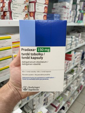 Prag, Çek Cumhuriyeti - 10 Temmuz 2024: Boehringer Ingelheim tarafından inme önleme, derin ven trombozu, akciğer embolisi tedavisinde kullanılan dabigatran içeren Pradaxa kutu dolusu ilaç.
