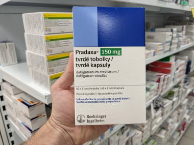 Prag, Çek Cumhuriyeti - 10 Temmuz 2024: Boehringer Ingelheim tarafından inme önleme, derin ven trombozu, akciğer embolisi tedavisinde kullanılan dabigatran içeren Pradaxa kutu dolusu ilaç.
