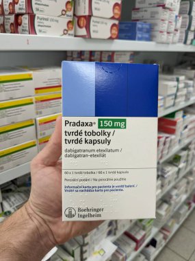 Prag, Çek Cumhuriyeti - 10 Temmuz 2024: Boehringer Ingelheim tarafından inme önleme, derin ven trombozu, akciğer embolisi tedavisinde kullanılan dabigatran içeren Pradaxa kutu dolusu ilaç.