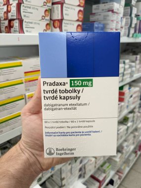 Prag, Çek Cumhuriyeti - 10 Temmuz 2024: Boehringer Ingelheim tarafından inme önleme, derin ven trombozu, akciğer embolisi tedavisinde kullanılan dabigatran içeren Pradaxa kutu dolusu ilaç.