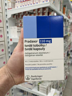 Prag, Çek Cumhuriyeti - 10 Temmuz 2024: Boehringer Ingelheim tarafından inme önleme, derin ven trombozu, akciğer embolisi tedavisinde kullanılan dabigatran içeren Pradaxa kutu dolusu ilaç.