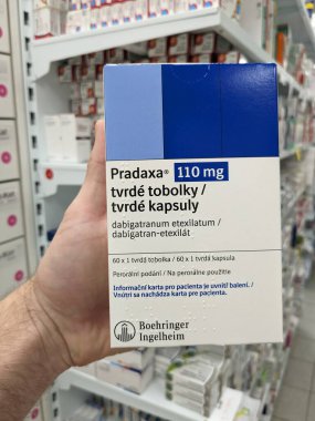 Prag, Çek Cumhuriyeti - 10 Temmuz 2024: Boehringer Ingelheim tarafından inme önleme, derin ven trombozu, akciğer embolisi tedavisinde kullanılan dabigatran içeren Pradaxa kutu dolusu ilaç.