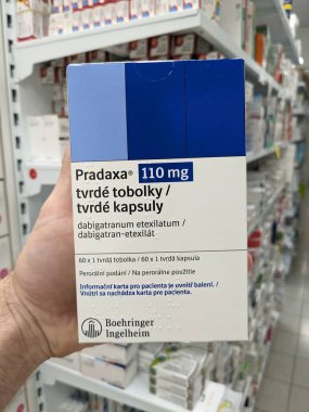 Prag, Çek Cumhuriyeti - 10 Temmuz 2024: Boehringer Ingelheim tarafından inme önleme, derin ven trombozu, akciğer embolisi tedavisinde kullanılan dabigatran içeren Pradaxa kutu dolusu ilaç.