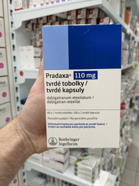 Prag, Çek Cumhuriyeti - 10 Temmuz 2024: Boehringer Ingelheim tarafından inme önleme, derin ven trombozu, akciğer embolisi tedavisinde kullanılan dabigatran içeren Pradaxa kutu dolusu ilaç.