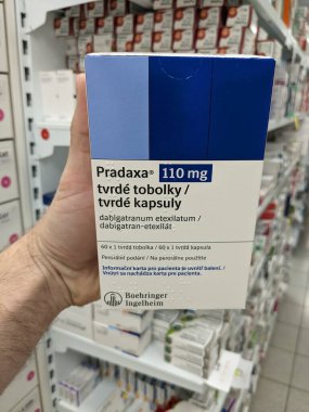 Prag, Çek Cumhuriyeti - 10 Temmuz 2024: Boehringer Ingelheim tarafından inme önleme, derin ven trombozu, akciğer embolisi tedavisinde kullanılan dabigatran içeren Pradaxa kutu dolusu ilaç.