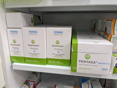 Prag, Çek Cumhuriyeti - 10 Temmuz 2024: PENTASA kutu dolusu MESALAZINE aktif maddesi FERRING tarafından ülseratif kolit ve Crohn hastalığının tedavisinde kullanıldı.