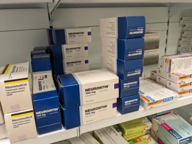 Prag, Çek Cumhuriyeti - 10 Temmuz 2024: PFIZER tarafından kullanılan GABAPENTIN aktif maddeyle birlikte NEURONTIN ilaç kutusu, nöropatik ağrı ve epilepsi tedavisinde kullanılır.