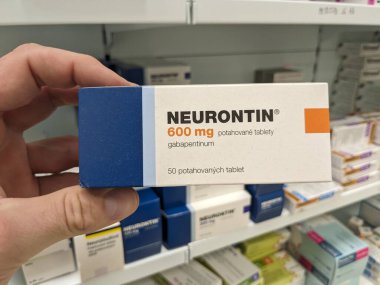 Prag, Çek Cumhuriyeti - 10 Temmuz 2024: PFIZER tarafından kullanılan GABAPENTIN aktif maddeyle birlikte NEURONTIN ilaç kutusu, nöropatik ağrı ve epilepsi tedavisinde kullanılır.
