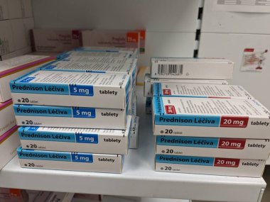 Prag, Çek Cumhuriyeti - 10 Temmuz 2024: PreDNISON ilaç kutusu ZENTIVA tarafından kullanılan preDNISON aktif madde, iltihap ve otoimmün hastalıkların tedavisinde kullanılır.